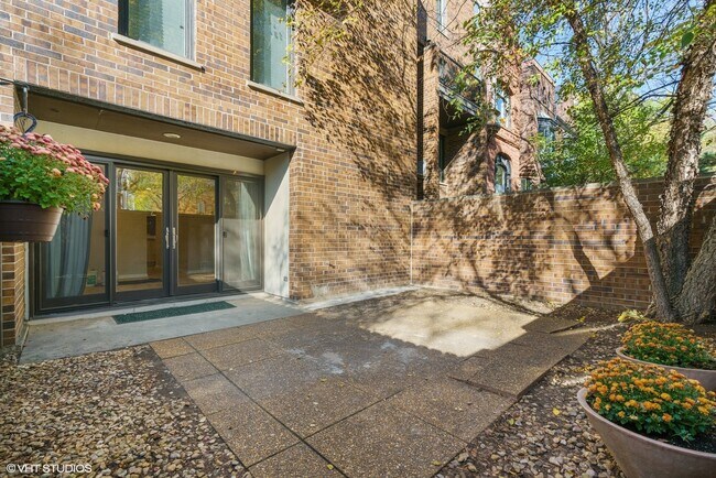 Building Photo - 1330 N La Salle St