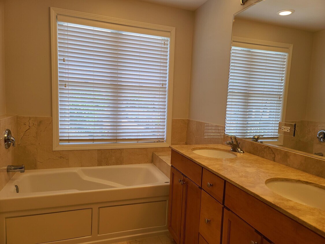 Foto principal - 2618 W Diversey Ave