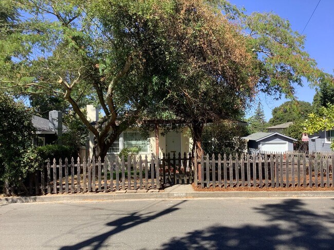 Foto del edificio - Cute 3 bedroom 2 bathroom home in Sebastopol