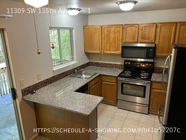 Foto del edificio - 3BD 2BA 1200 sqft w/ GARAGE, WD hook up, w...