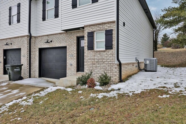 Building Photo - 204 Hunter Ln