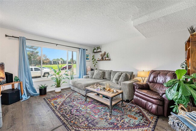 Building Photo - Beautifully Updated 3-Bedroom End-Unit Tow...