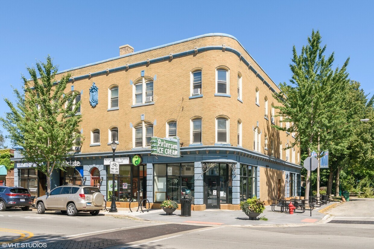 Primary Photo - 1104 Chicago Ave