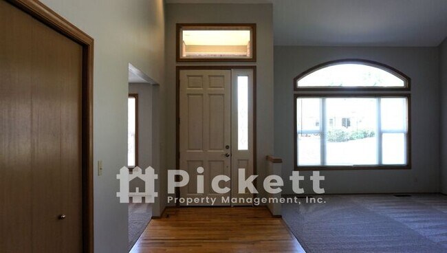 Foto del edificio - Spacious 4 Bedroom Ridgetop Home with View!
