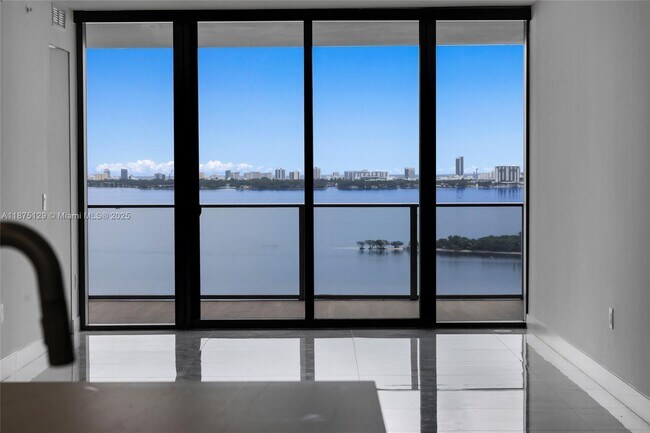 Foto del edificio - 700 NE 24th St