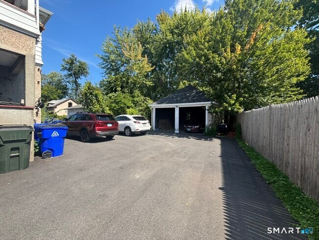 Foto del edificio - 62 Quaker Ln S