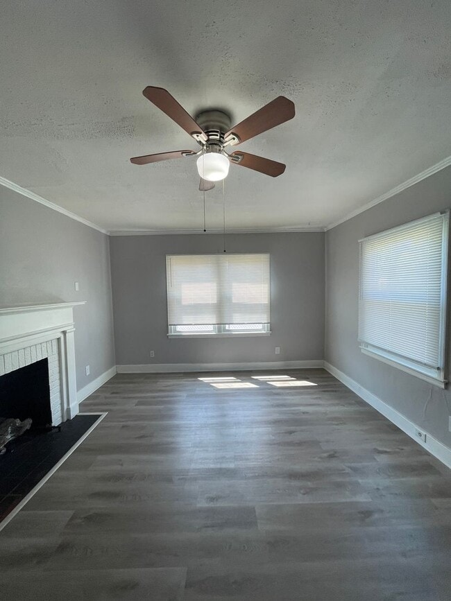 Building Photo - 2 bedroom One bath with new appliances