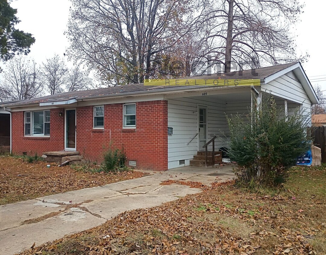 Foto principal - Cozy 2BR Home with Fenced Yard