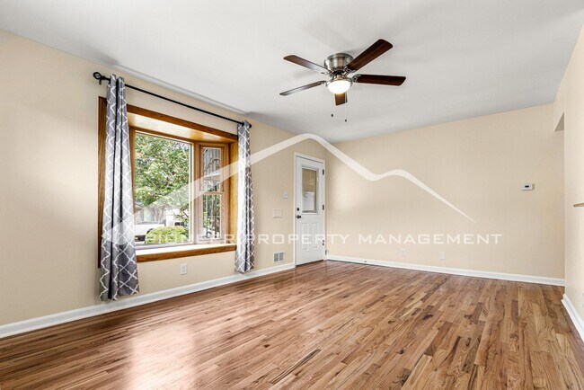 Foto del edificio - Updated Home With Central AC And Stainless...