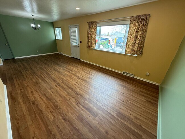 Foto del edificio - 4 Bedroom 2 Bathroom Home on Large Corner Lot with 2 Car Attached Garage In Great Neighborhood In...