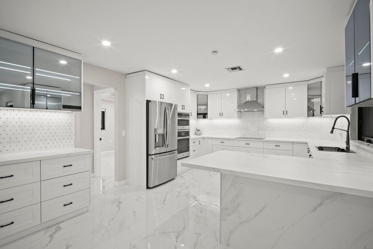 Foto principal - POOL HOME - 4 Bed / 3 Bath Annual Rental