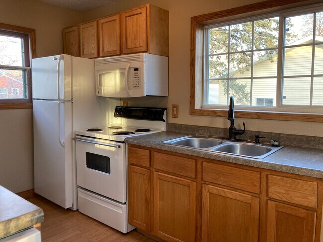 Building Photo - 2 Bedroom House