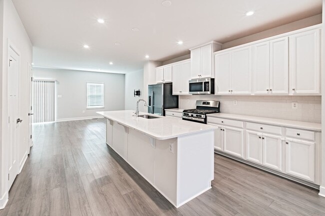 Building Photo - 3 bedroom, 2.5 bath Middletown end unit townhome