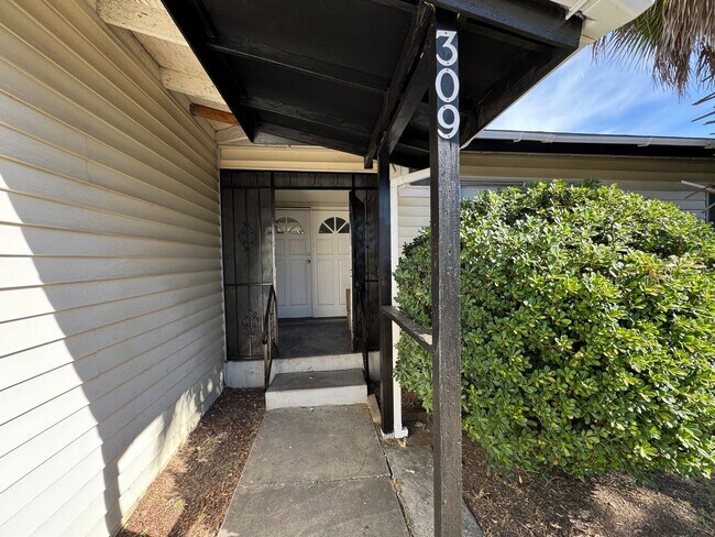Building Photo - 309 Cordova Ln