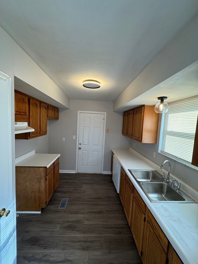 Building Photo - Southeast Indy - 3 BR home