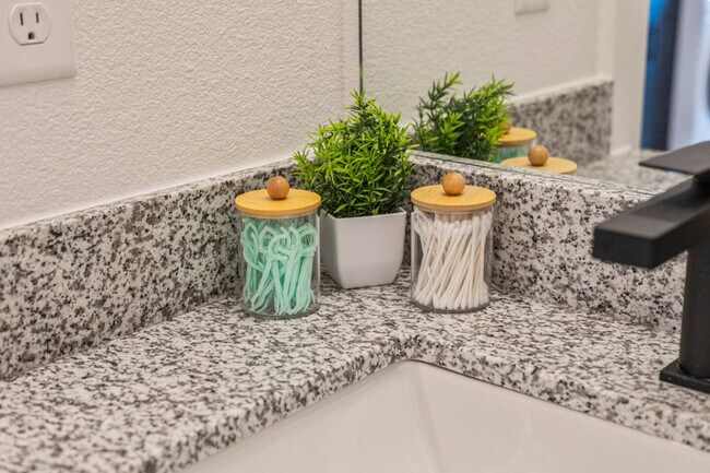 Foto del edificio - 596 W 9th St