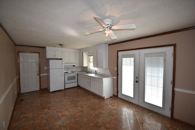 Building Photo - 3 Bedroom and 2 Bath- Lagrange
