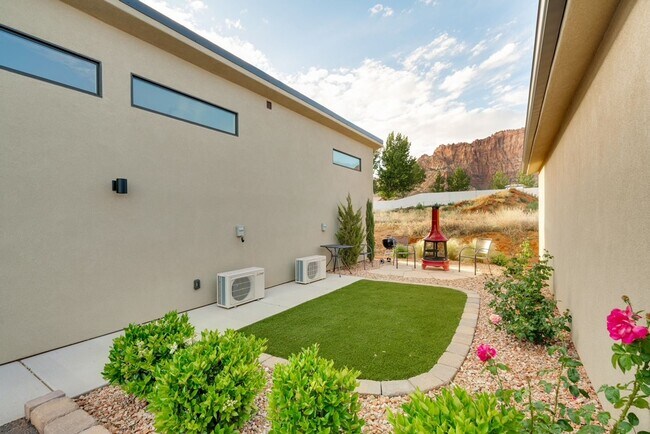 Building Photo - Hilldale Home!