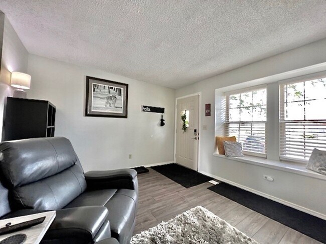 Foto del edificio - FURNISHED Two Bedroom Two Bath Condo on th...
