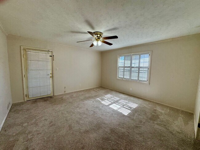 Building Photo - 3 BR 2BA zoned Eura Brown Elementary- Spacious home with large yard