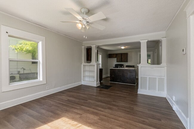 Building Photo - Updated 2 bedroom | 1 bath! Close to downt...