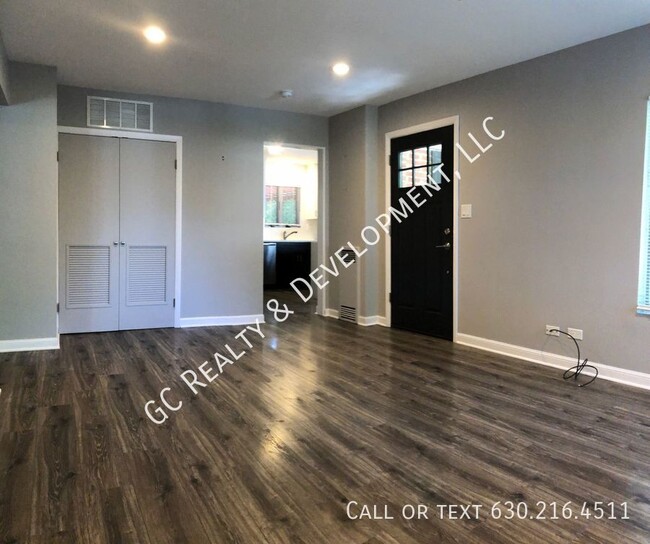 Building Photo - ***RECENTLY RENOVATED / 3 BDRM - 2 BTH / D...