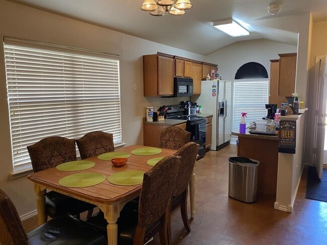 Building Photo - Beautiful 3/2/2 Home Available July!!