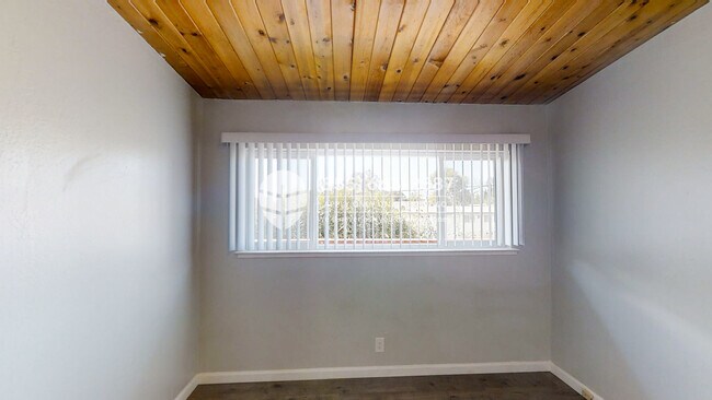 Building Photo - 22555 Linden St
