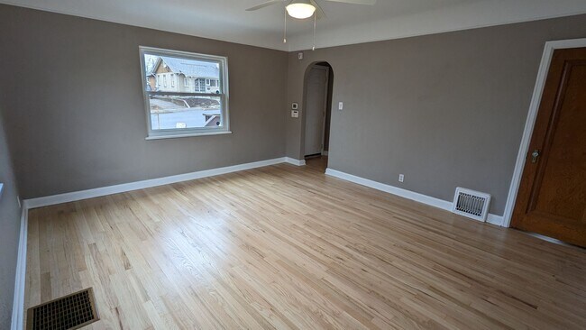 Foto del edificio - SUPER CUTE 2 or 3 BEDROOM HOME + GARAGE IN QUIET EDGEWATER NEIGHBORHOOD!