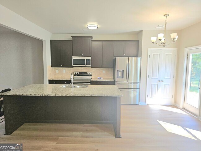 Building Photo - 102 Daisy Cir