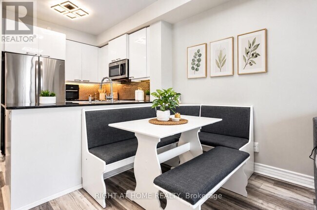 Photo du bâtiment - 1328 Birchmount Rd