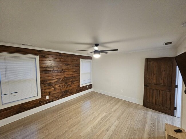 Building Photo - 1129 Graymont Dr SW