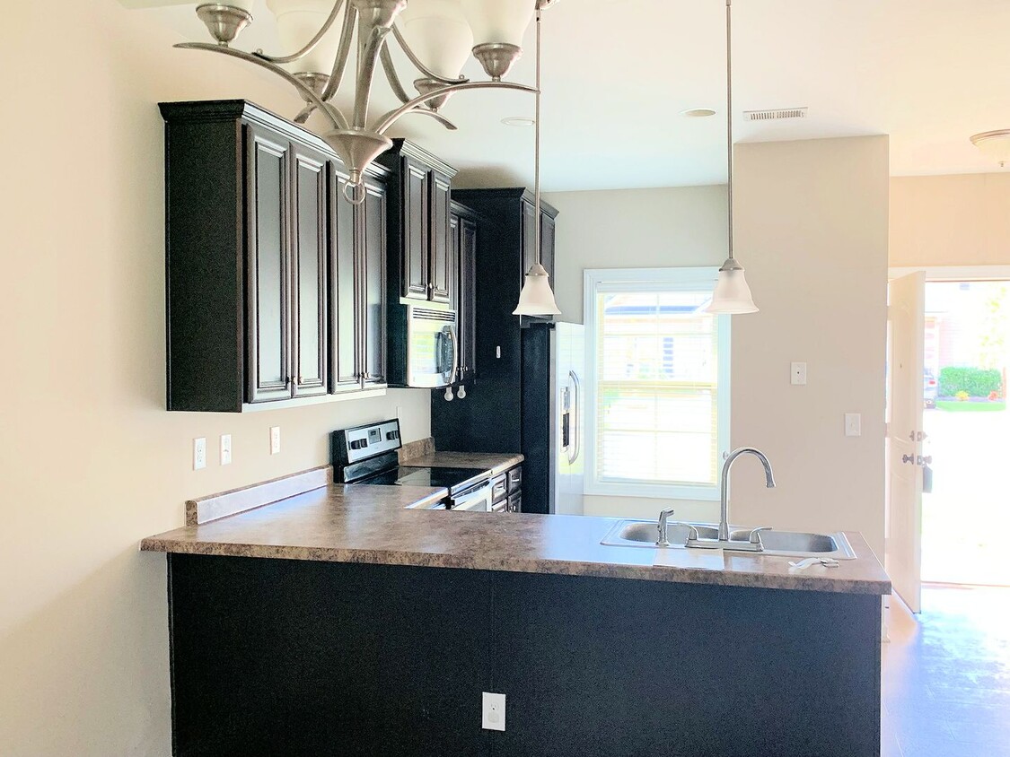 Foto del edificio - One Level End Unit Townhome with 1 Car Garage