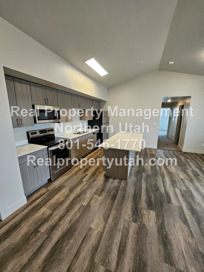 Foto del edificio - 2 Bedroom 2 Bath Top Level Apartment Avail...