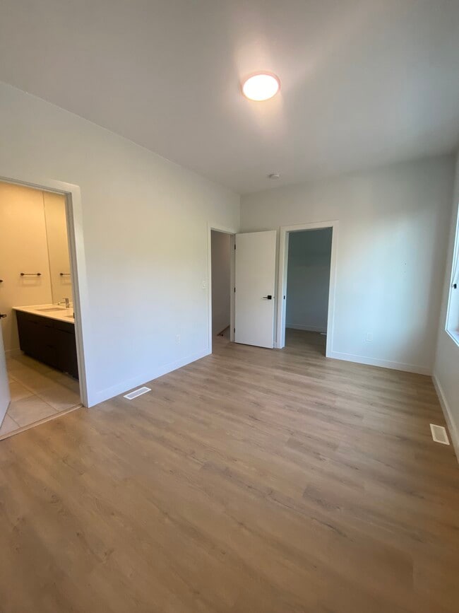 Building Photo - Killarney – a quiet, family-friendly neighborhood close to parks and tennis courts.