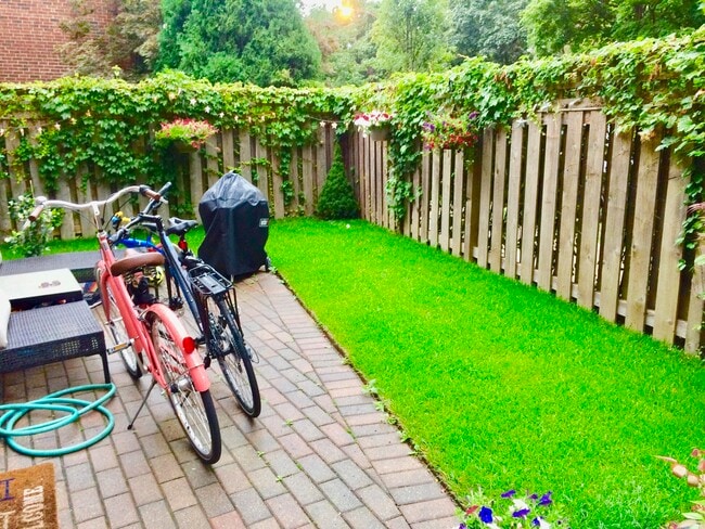 Building Photo - 2014 N Larrabee St