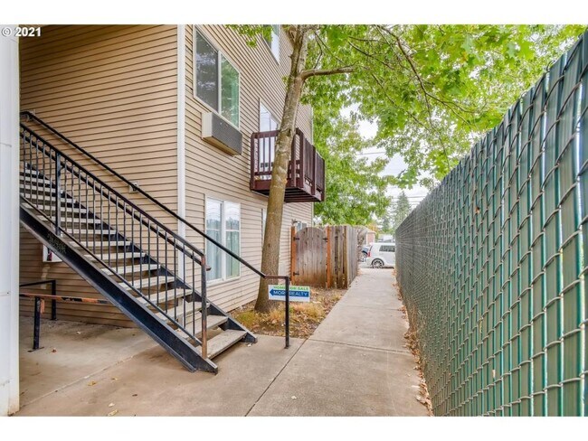 Building Photo - 3317 SE 122nd Ave #6