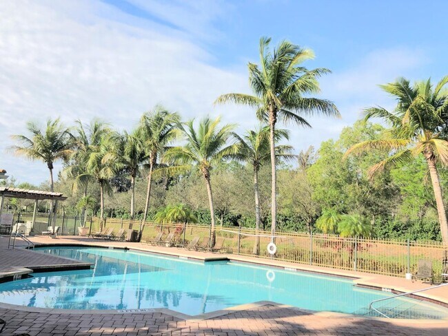 Foto del edificio - 330 Crestwood Cir