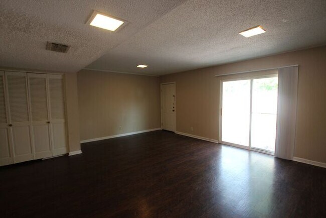 Building Photo - Beautiful 3 bedroom 2.5 bath Townhome in T...