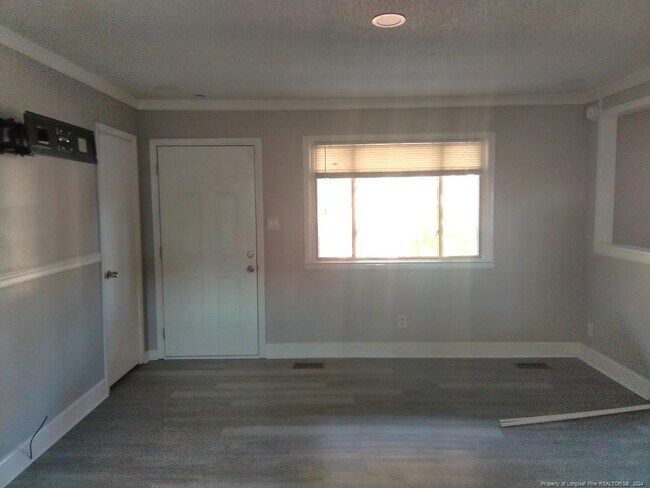 Building Photo - 6131 Lonestar Rd