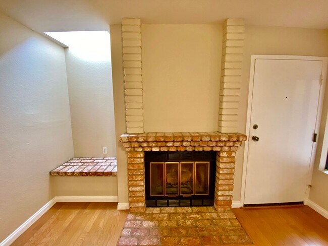 Building Photo - Beautiful 2B/2BA Condo in University Heigh...