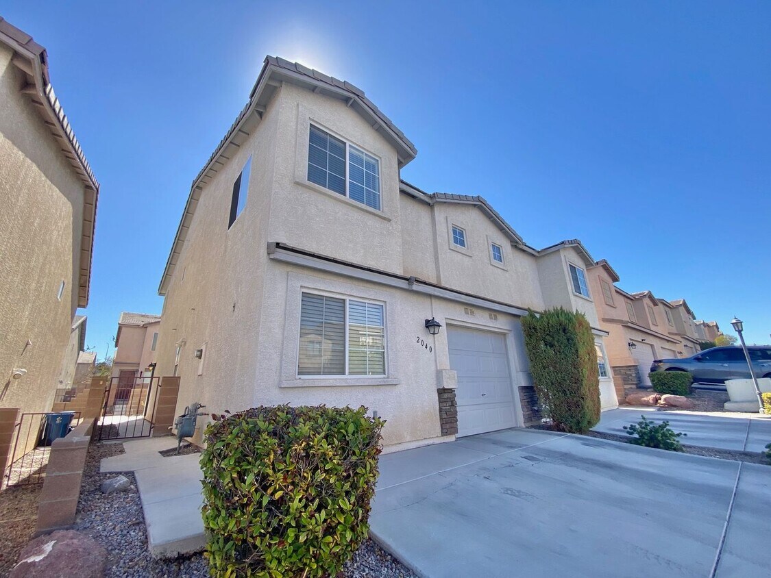 Primary Photo - 2 BEDROOM TOWNHOME WITH 1 CAR GARAGE!