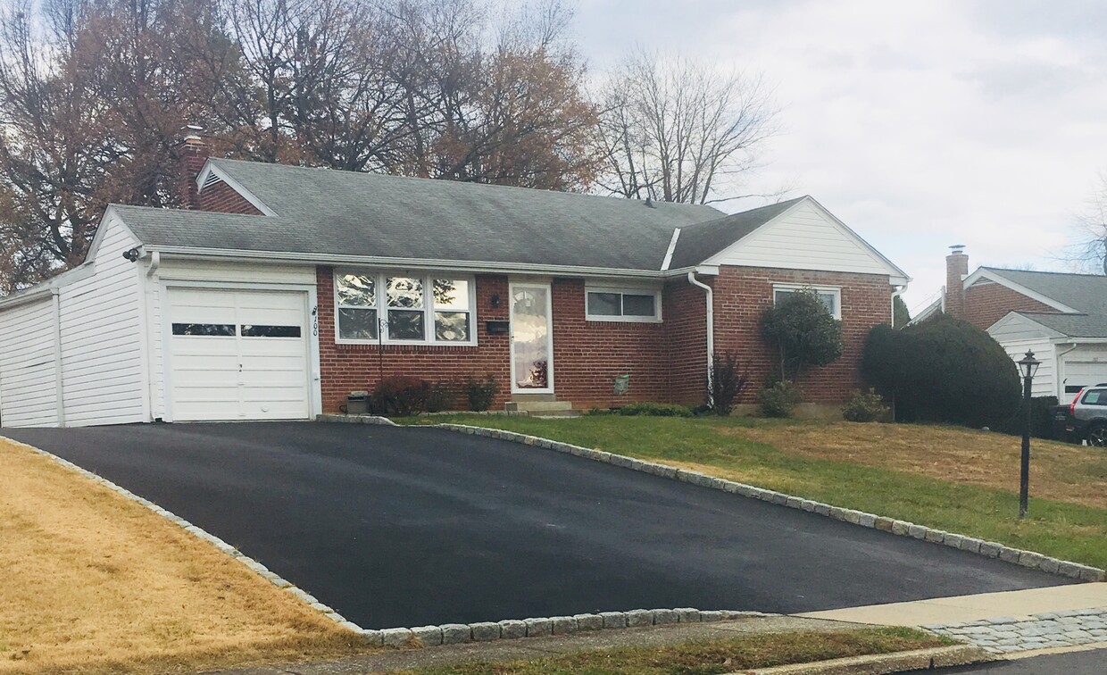 Primary Photo - 100 Pine Tree Rd