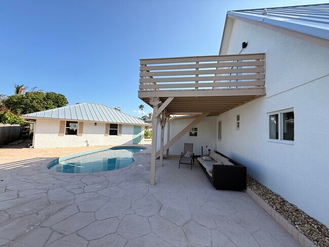 Building Photo - 5814 SE Orange Blossom Trail