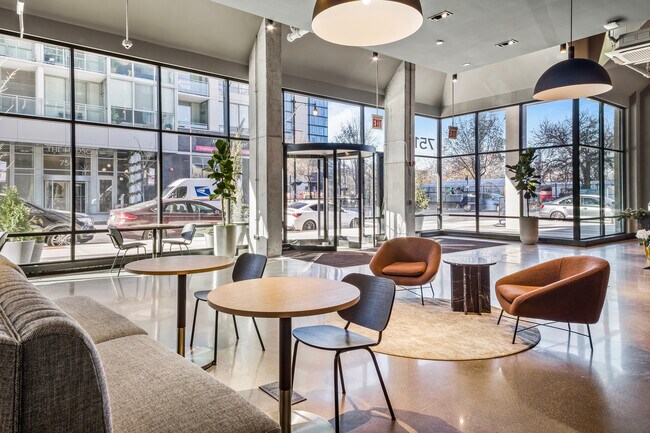 Foto del edificio - 411 W Chicago Ave