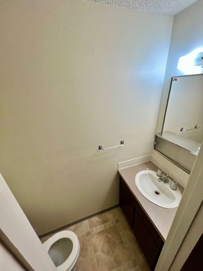 Building Photo - Spacious 2 Bedroom, 1.5 Bath Triplex in Cl...