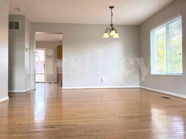 Building Photo - 6176 Fox Run Ln