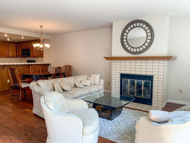 Building Photo - Lovely 2 Bedroom Hamilton Place Townhouse