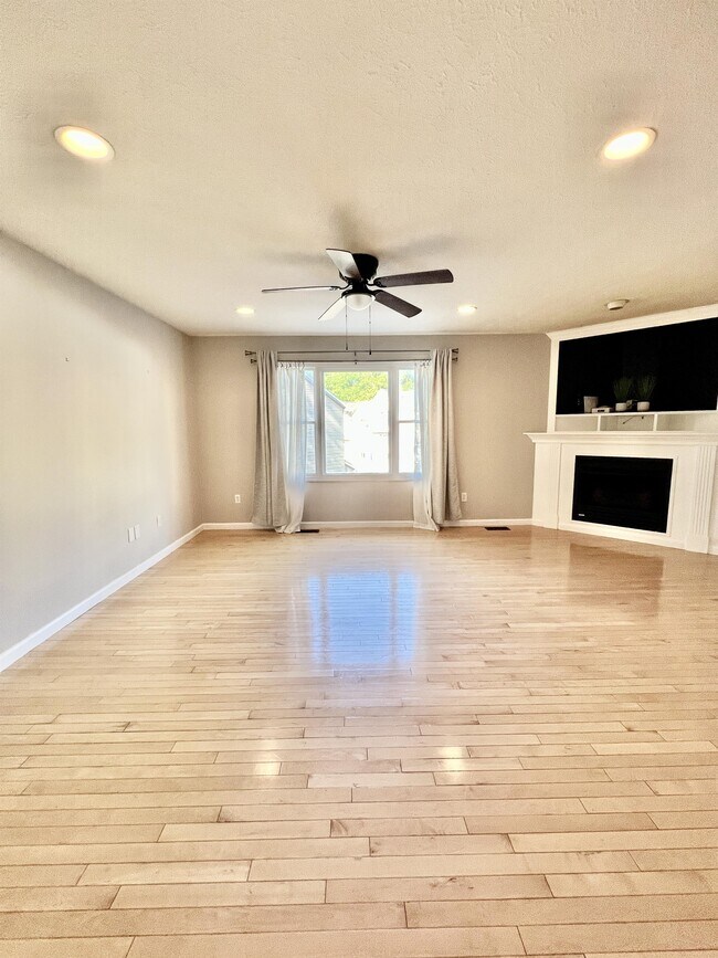 Building Photo - 229 Palisades Dr