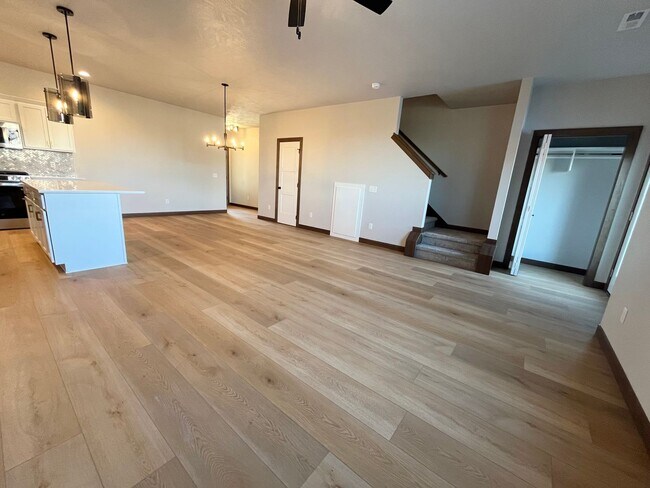 Foto del edificio - Newly Constructed 3 Bed/2.5 Bath Townhome in Aspen Ridge!